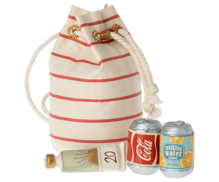 Bolsa de playa con bebidas y crema solar