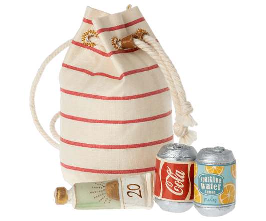 Bolsa de playa con bebidas y crema solar