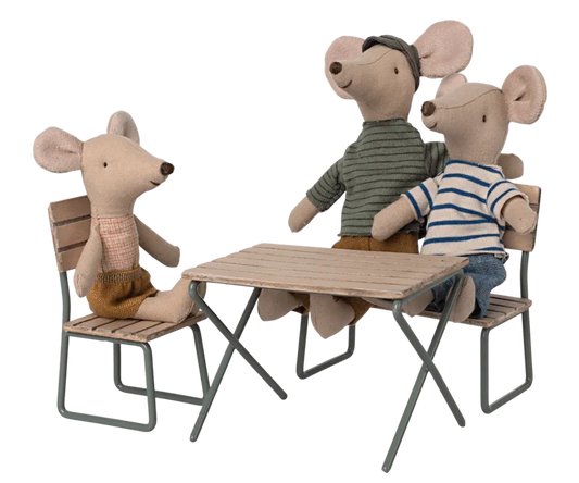Set de jardín: Mesa, silla y banco para los ratones