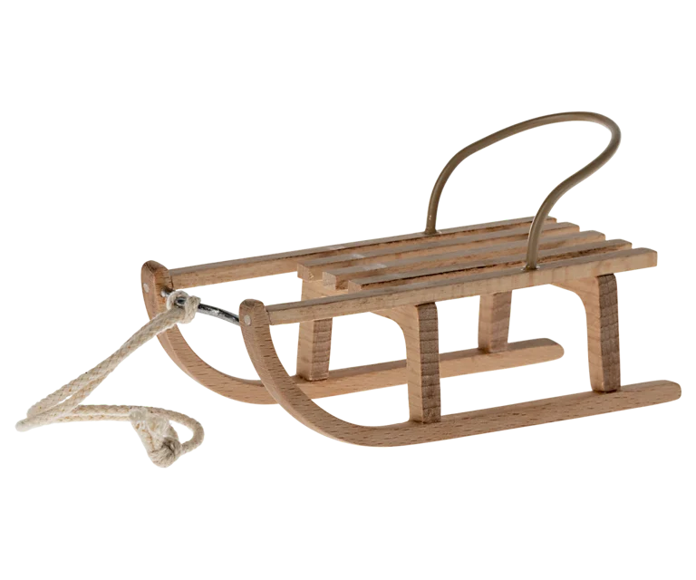 Familia ratones esquiadora y su trineo