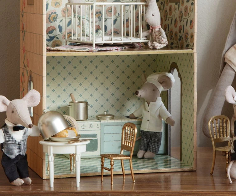 Ratón cocinero con olla y cuchara