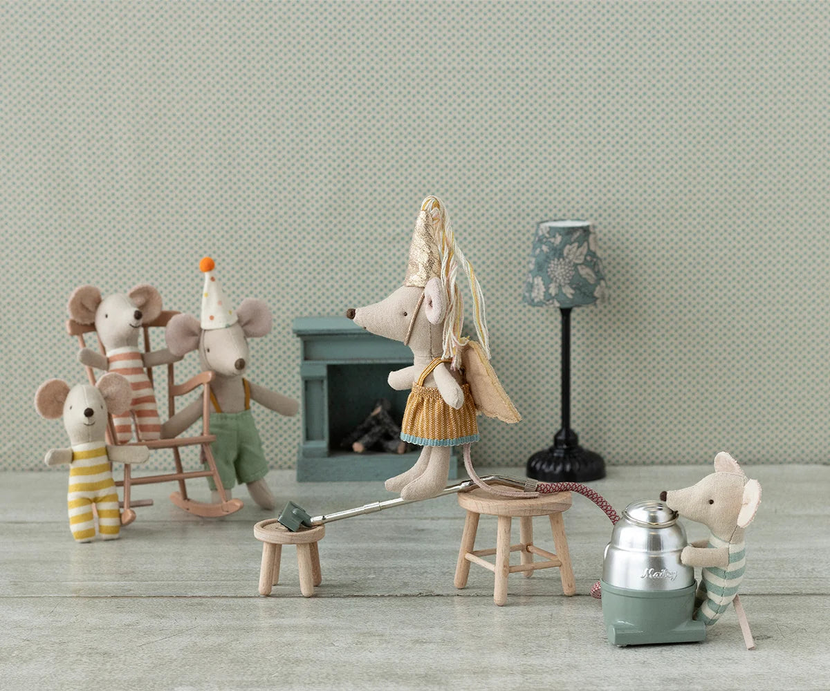 Des triplés de souriceaux dans une boîte