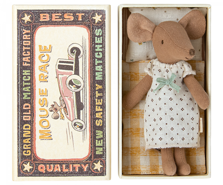 Ratona mayor en caja de cerillas