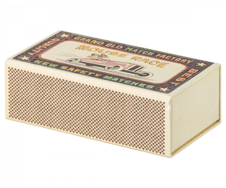 Ratona mayor en caja de cerillas