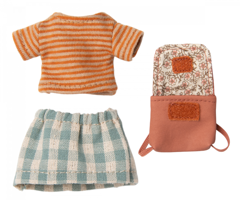 Ratona hermana mayor con mochila