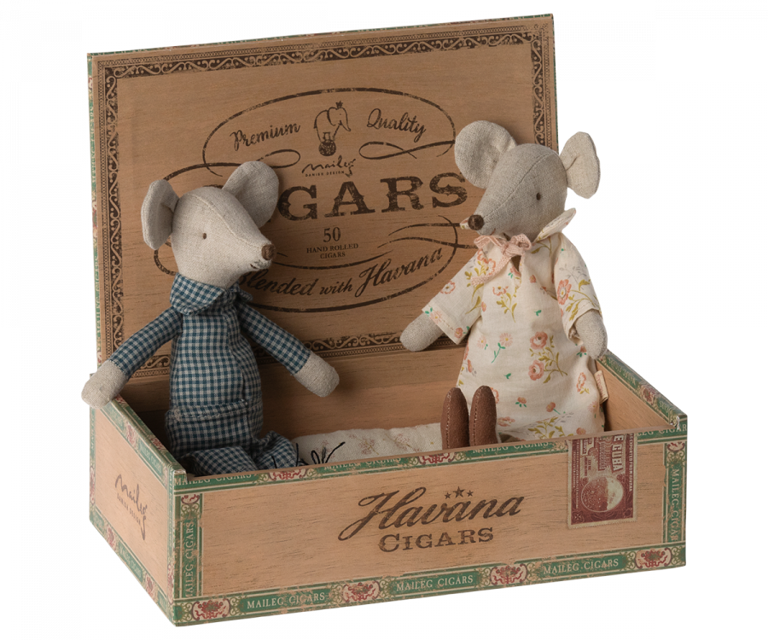 Abuelos en caja de puros