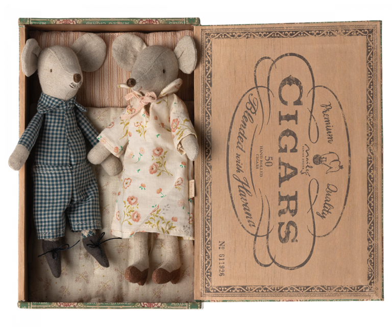 Abuelos en caja de puros