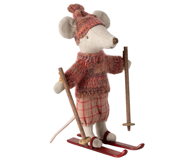 Familia ratones esquiadora y su trineo