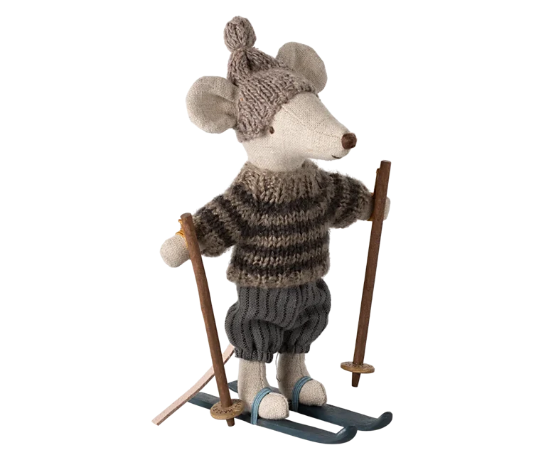 Familia ratones esquiadora y su trineo