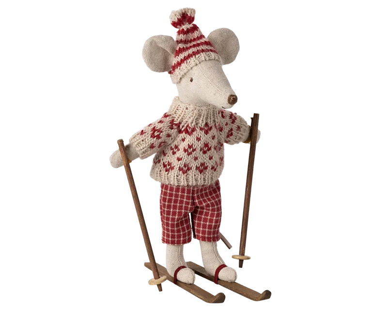 Familia ratones esquiadora y su trineo