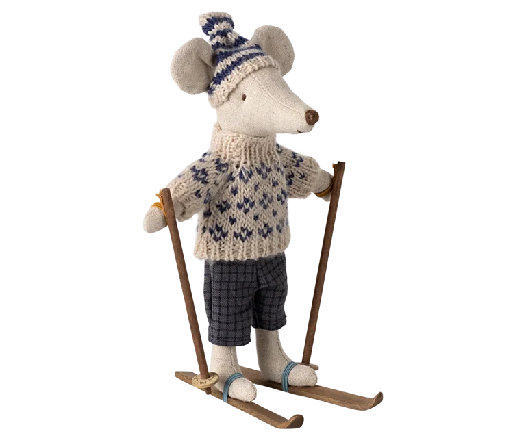 Familia ratones esquiadora y su trineo