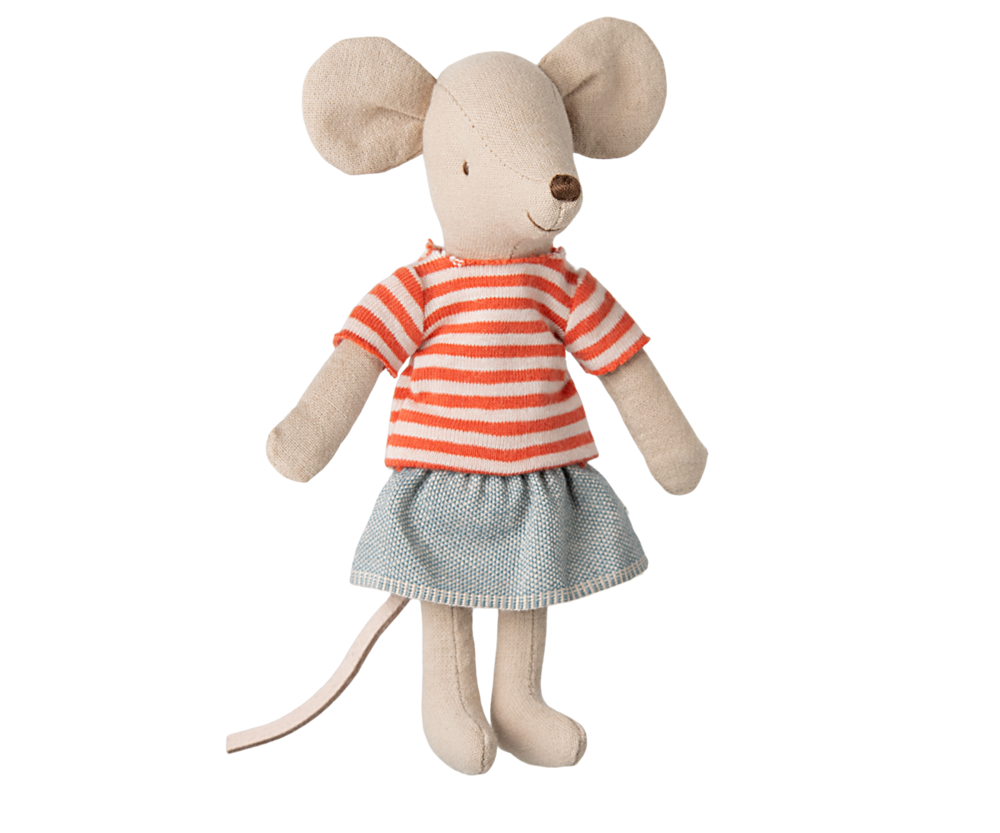 Ratona vestida con camiseta de rayas