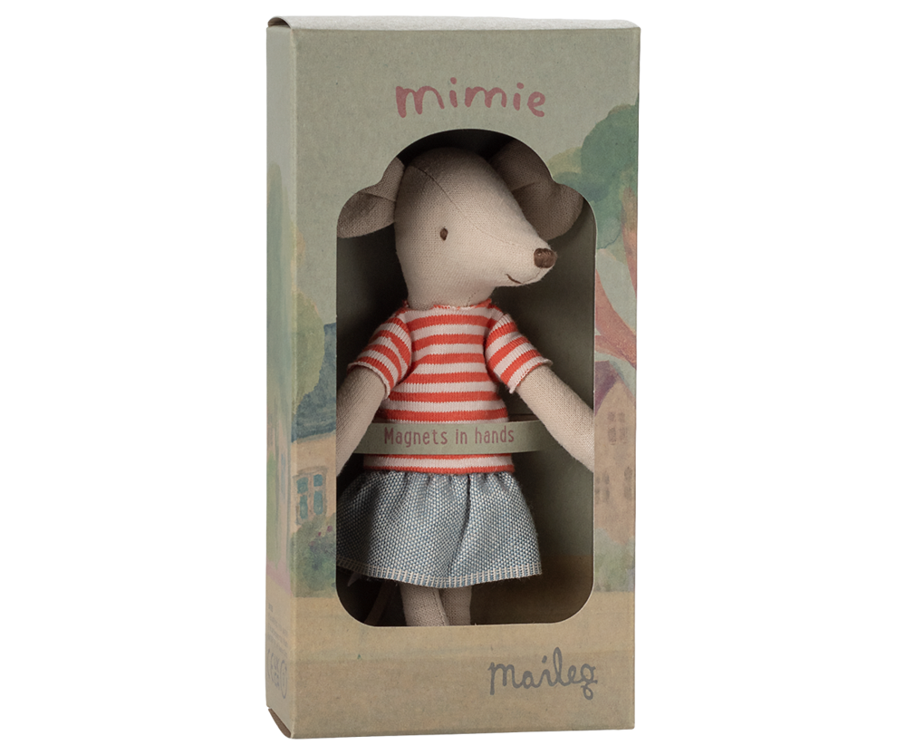 Ratona vestida con camiseta de rayas