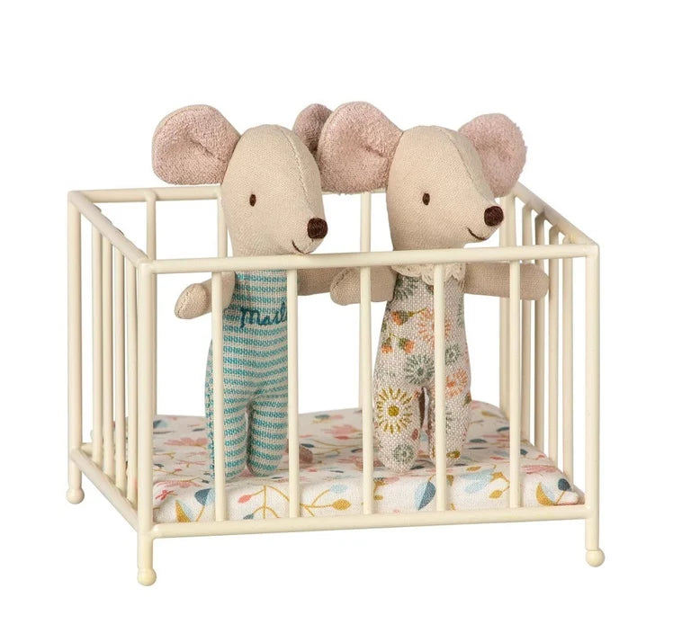 Parque infantil de metal para los ratones