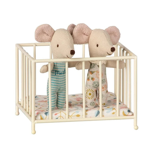 Parque infantil de metal para los ratones