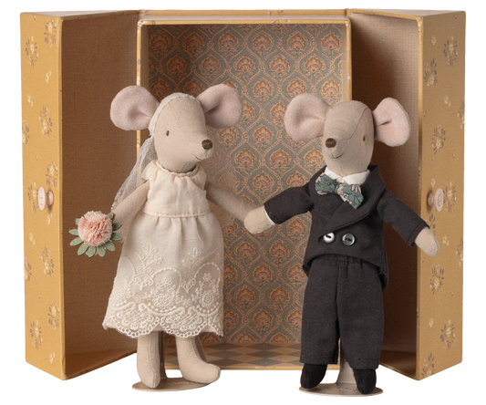 Couple de souris de mariage dans une boîte